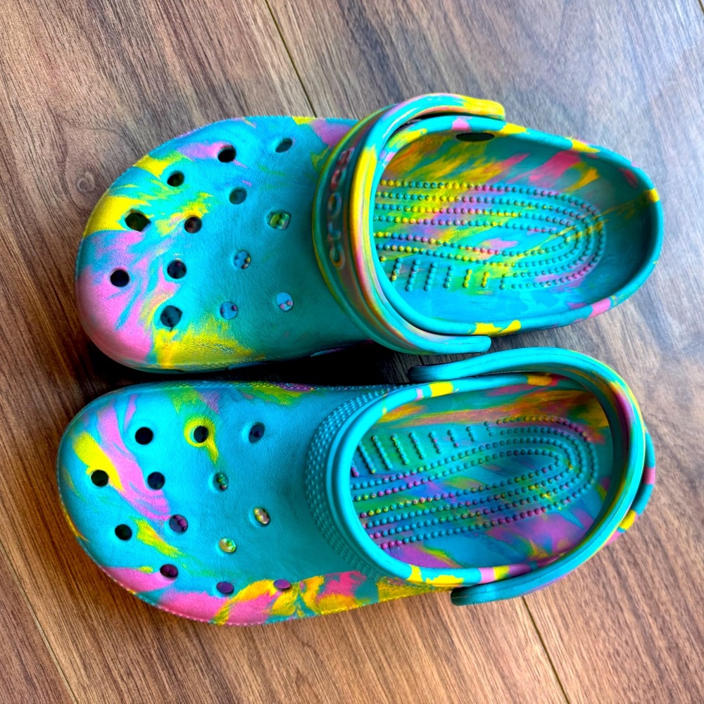 Crocs blue and pink tie-dye clogs #kidcore #crocs size 4